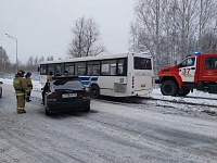 Один человек погиб в результате встречного столкновения "Вольво" с рейсовым автобусом в Тобольске