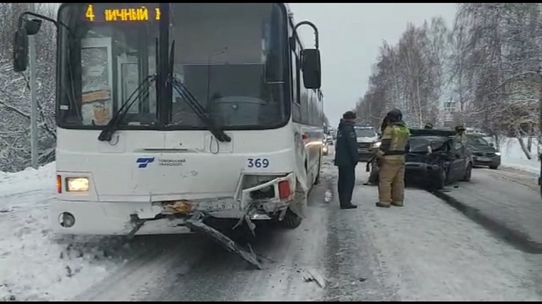 Один человек погиб в результате встречного столкновения "Вольво" с рейсовым автобусом в Тобольске