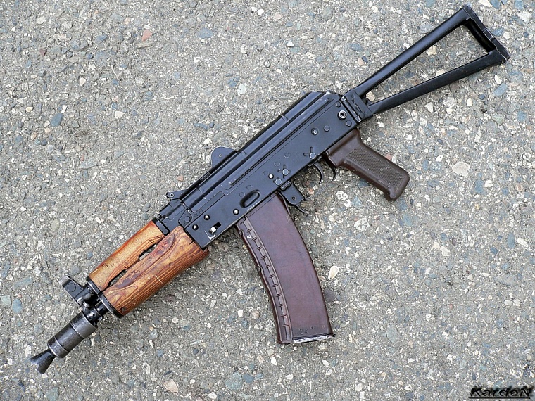 На требование заплатить пассажир пригрозил таксисту автоматом Калашникова