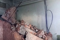 В Тюмени рабочего насмерть завалило обрушившейся стеной