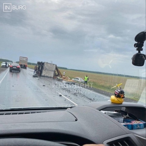 На трассе под Тюменью столкнулись грузовик и легковушка