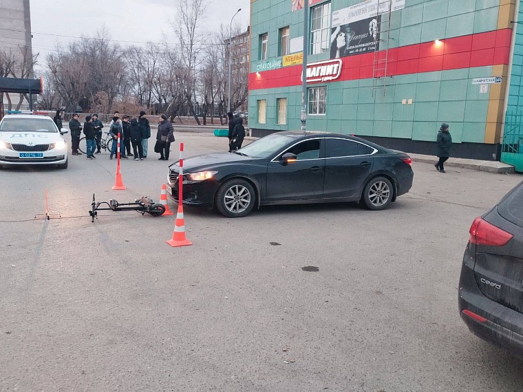 В Тюмени мальчик на мощном электросамокате врезался в «Мазду»