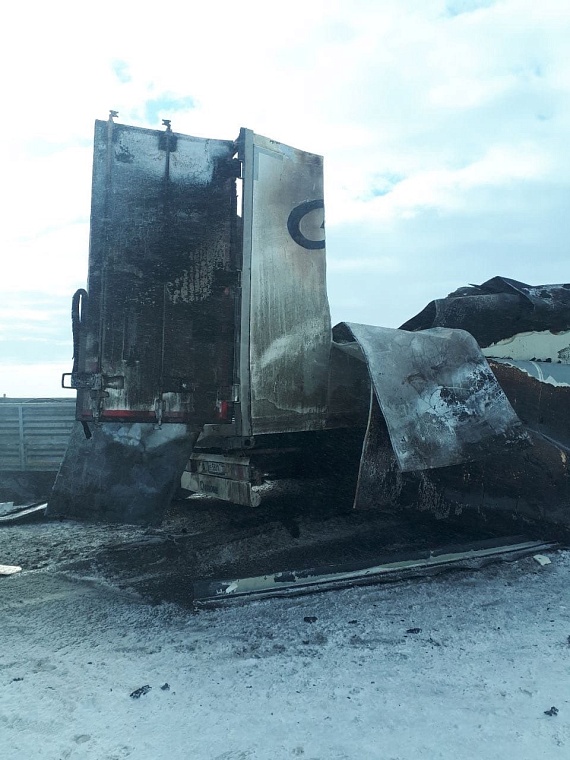 Водитель фуры сгорел на трассе под Ишимом