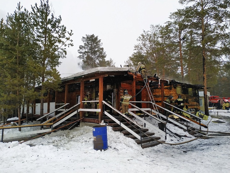 Пункт проката инвентаря на базе "Боровое" загорелся на глазах отдыхающих