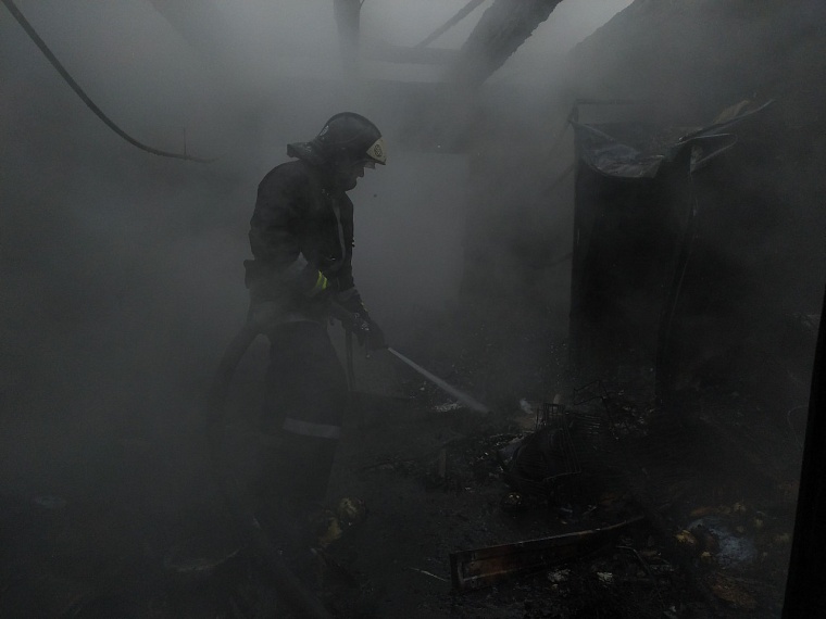 Пункт проката инвентаря на базе "Боровое" загорелся на глазах отдыхающих