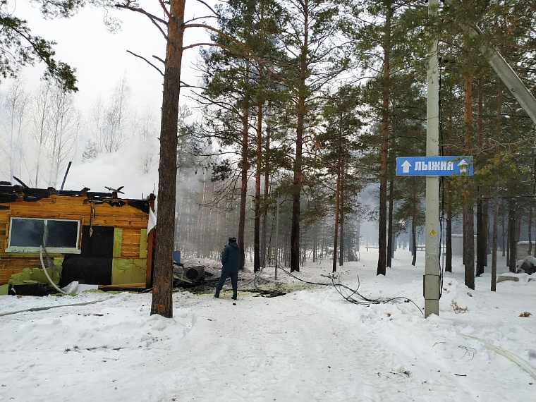 Пункт проката инвентаря на базе "Боровое" загорелся на глазах отдыхающих