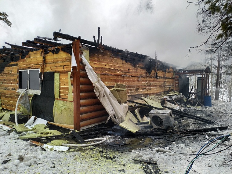 Пункт проката инвентаря на базе "Боровое" загорелся на глазах отдыхающих