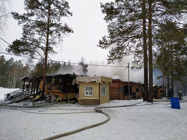 Пункт проката инвентаря на базе "Боровое" загорелся на глазах отдыхающих