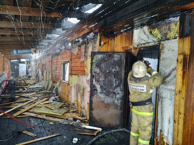 Пункт проката инвентаря на базе "Боровое" загорелся на глазах отдыхающих