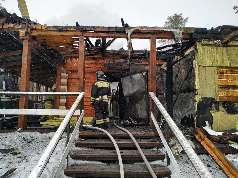 Пункт проката инвентаря на базе "Боровое" загорелся на глазах отдыхающих