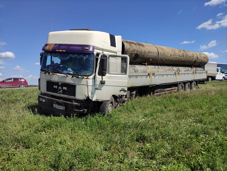 Водитель иномарки погиб в столкновении "Дэу" с трубовозом на Ирбитском тракте