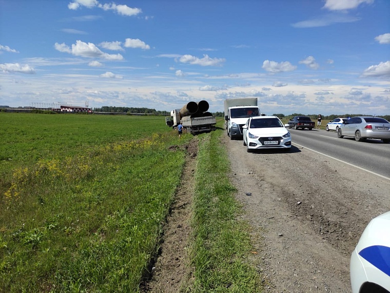 Водитель иномарки погиб в столкновении "Дэу" с трубовозом на Ирбитском тракте