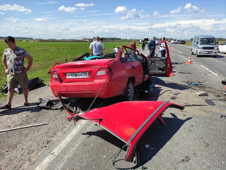Водитель иномарки погиб в столкновении "Дэу" с трубовозом на Ирбитском тракте
