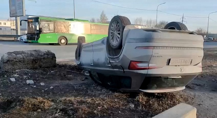 Перевернулся на "Шкоде": пожилой тюменец утром устроил ДТП на улице Чекистов