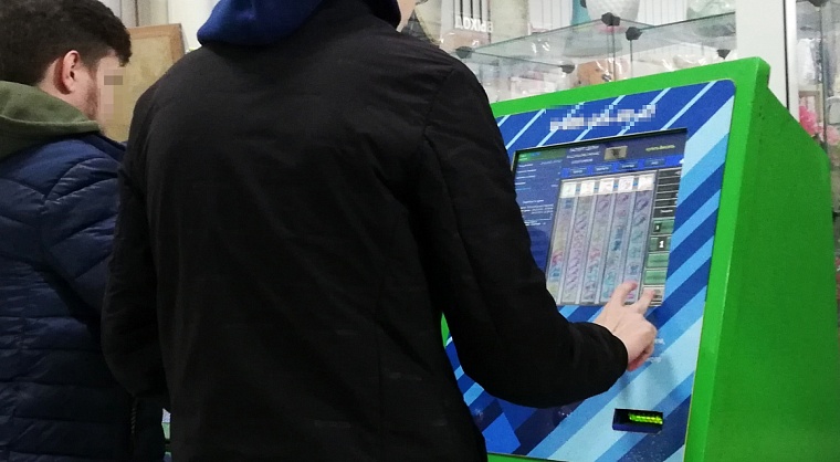 Тюменка разбила игровой автомат на Лесобазе