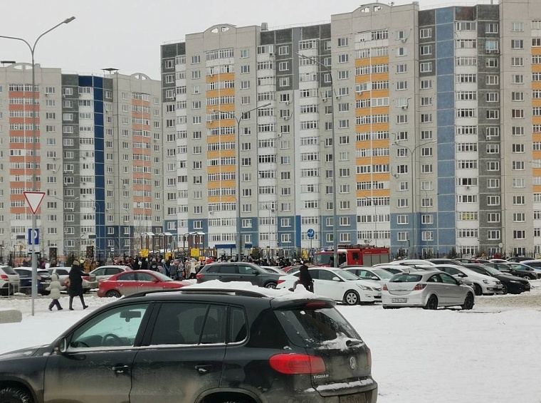 В Тюмени массово эвакуируют школы