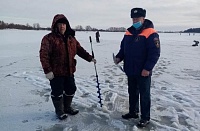 Сотрудники МЧС рассказали, что делать в случае провала под лед