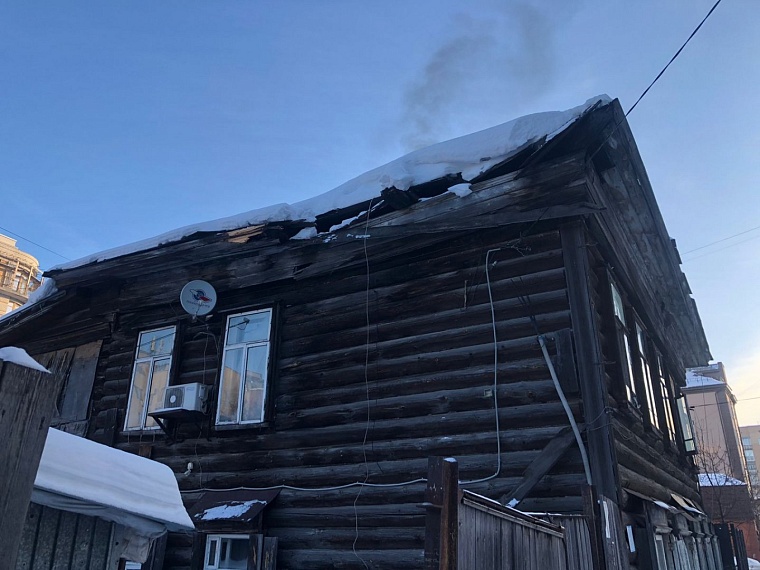 У аварийного дома в центре Тюмени обрушилась крыша