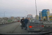 Тюменский автомобилист стал свидетелем дорожных разборок на путепроводе по улице Мельникайте