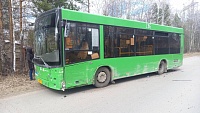 Пьяный пенсионер на Hyundai Getz врезался в автобус у СНТ "Самотлор"