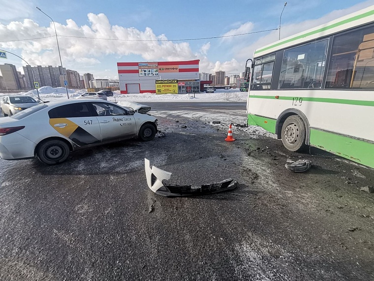 В Тюмени столкнулись такси и автобус