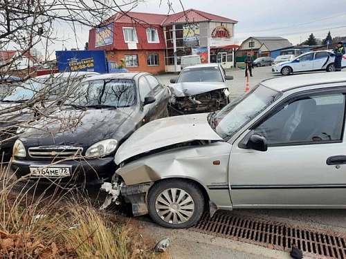 В Нижней Тавде водитель ВАЗ-2112 устроил автопобоище на парковке