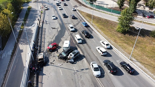 Виновника массового ДТП на мосту по Мориса Тореза 20 раз штрафовали за превышение скорости