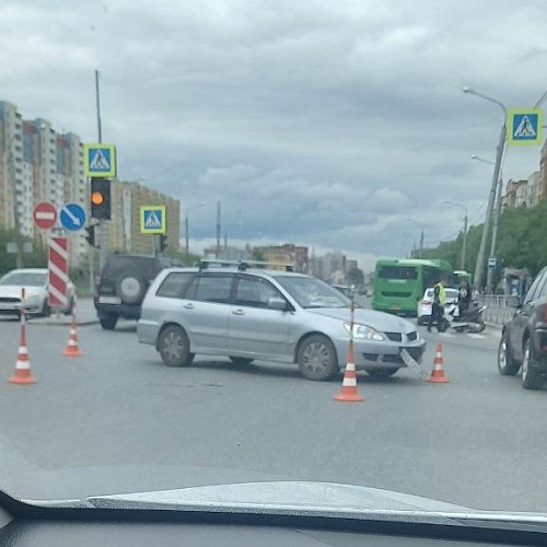 ДТП на Широтной - Моторостроителей: скутерист с пассажиром улетели в бордюр