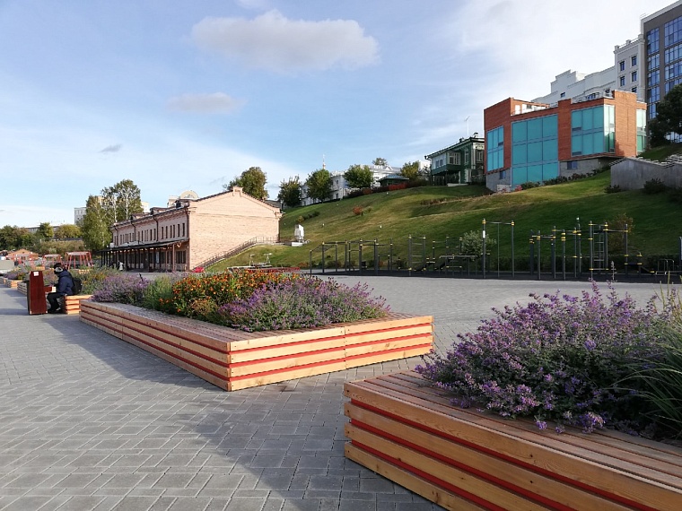 На тюменской набережной мужчина выкрикивал экстремистские лозунги под музыку