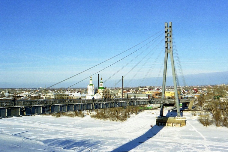 С моста Влюбленных в Тюмени упала девушка