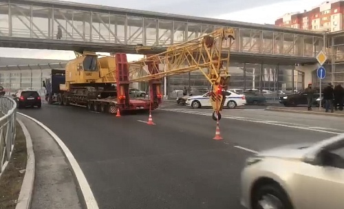 В Тюмени кран повредил надземный пешеходный переход на улице Федюнинского