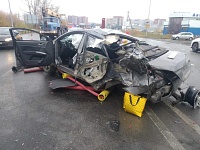 На Червишевском тракте автомобиль Geely пробил ограждение и врезался в Volvo