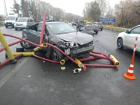 На Червишевском тракте автомобиль Geely пробил ограждение и врезался в Volvo