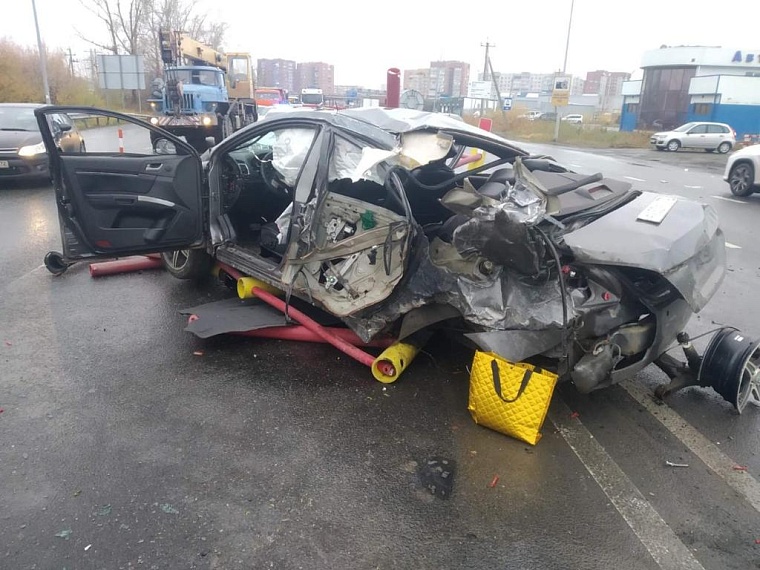 На Червишевском тракте автомобиль Geely пробил ограждение и врезался в Volvo
