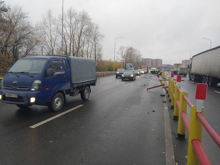 На Червишевском тракте автомобиль Geely пробил ограждение и врезался в Volvo