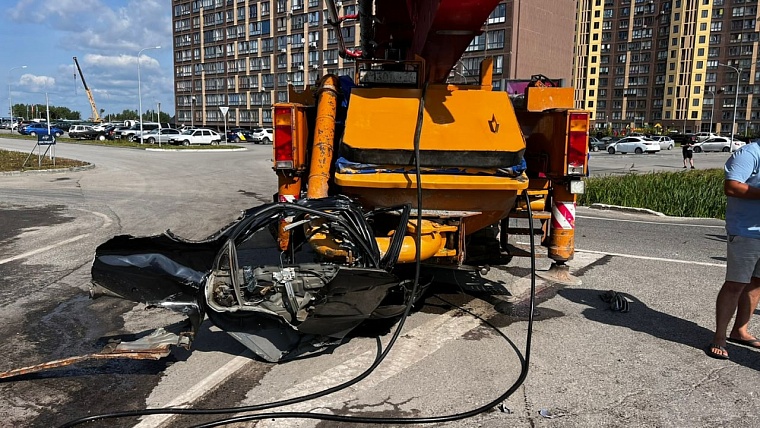 В ДТП с бетононасосом на объездной в Тюмени погиб пассажир KIA