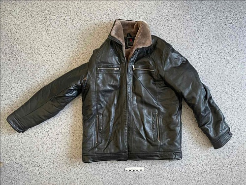 В Тюмени вахтовик украл куртку попутчика, оставив владельцу документы и телефон