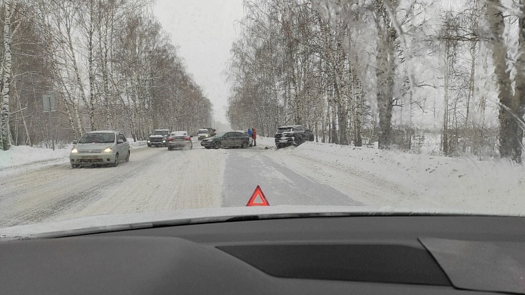 На Старотобольском тракте жесткое ДТП с участием легкового автомобиля и "ГАЗели"