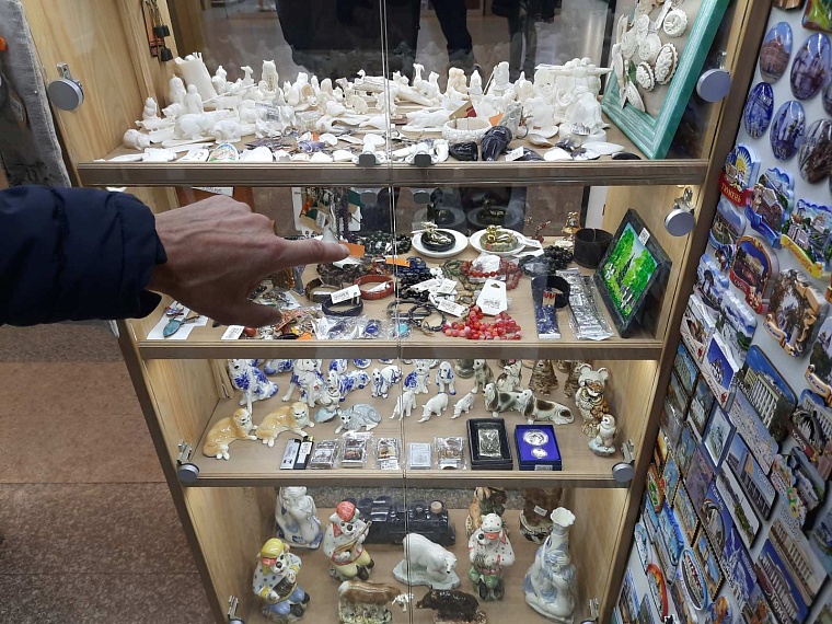 Из лавки на тюменском ж/д вокзале украли сувениры с золотым напылением