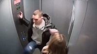 Зачем?! В ЖК "Москва" парень зашел с девушкой в лифт и разбил ногой зеркало
