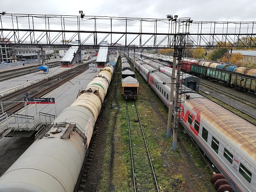 В Тюменской области поезд насмерть сбил сидящего между рельсами мужчину