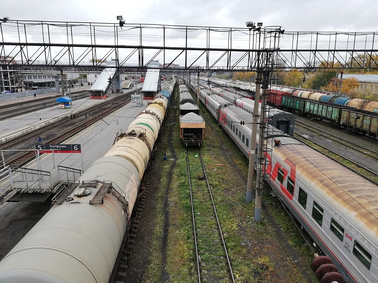 В Тюменской области поезд насмерть сбил сидящего между рельсами мужчину