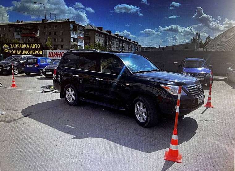 В Тюмени подросток на велосипеде въехал в "Лексус"