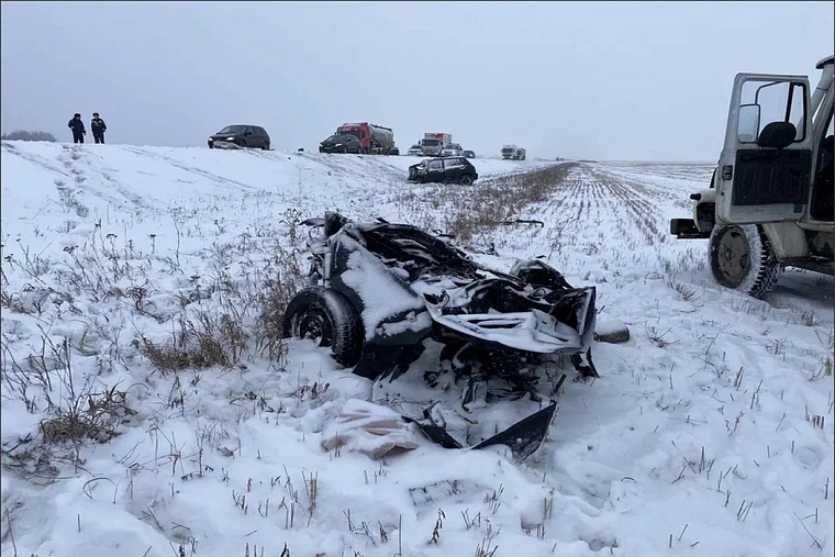 На трассе Екатеринбург – Тюмень два человека погибли в ДТП с грузовиком