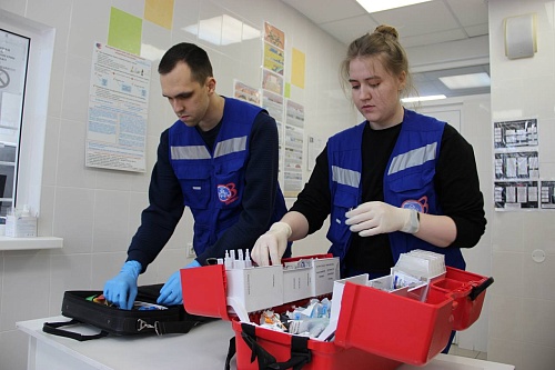 Тюменские врачи поспешили на помощь к женщине, повредившей палец в блендере