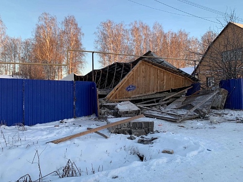 Тюменские спасатели вытащили человека из-под завалов в Богандинском