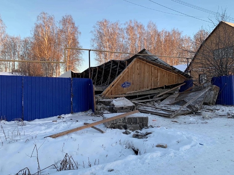 Тюменские спасатели вытащили человека из-под завалов в Богандинском