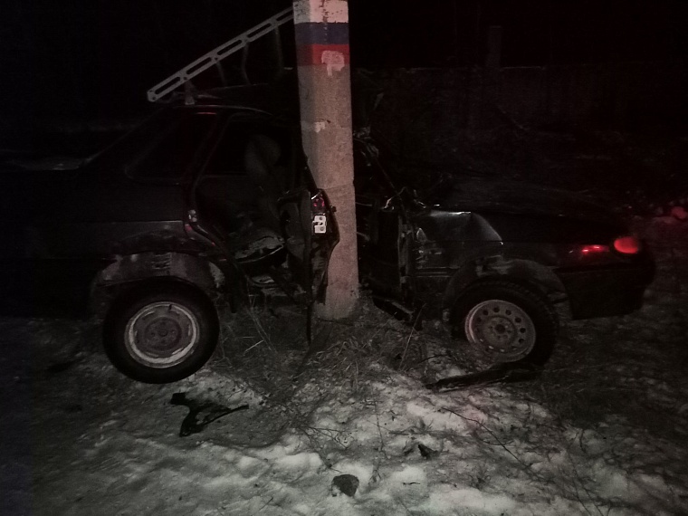 Пьяная тюменка на "Ладе" въехала в опору ЛЭП под Богандинкой