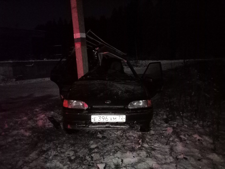 Пьяная тюменка на "Ладе" въехала в опору ЛЭП под Богандинкой