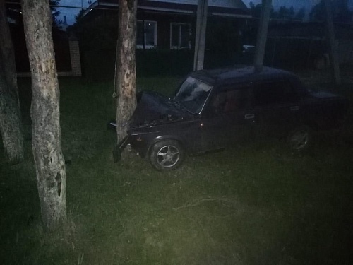 В поселке Боровском четверо подростков катались на машине и приехали в дерево